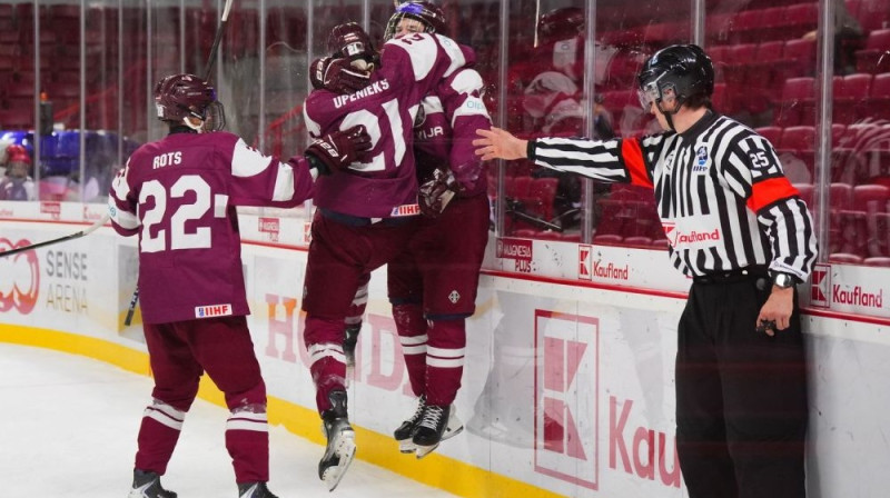 Latvijas U18 izlases hokejisti Foto: IIHF