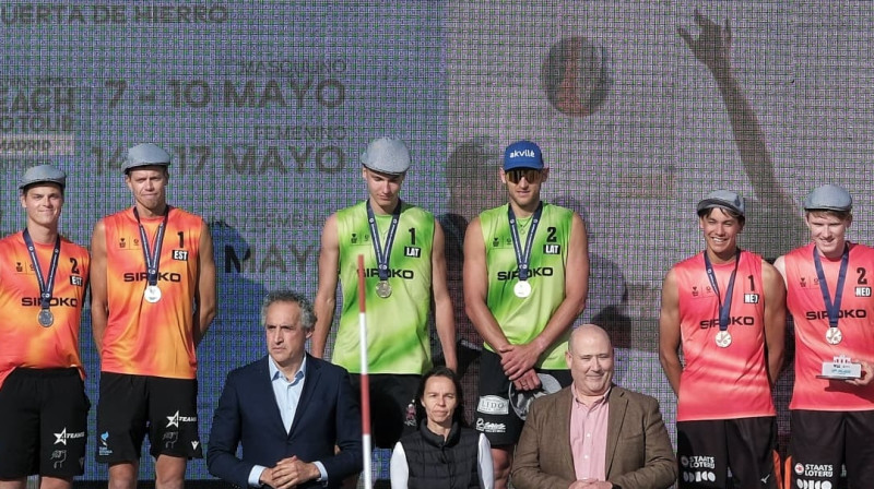 Edgars Točs un Gustavs Auziņš uz pjedestāla augstākā pakāpiena. Foto: madridbeachvolley.com