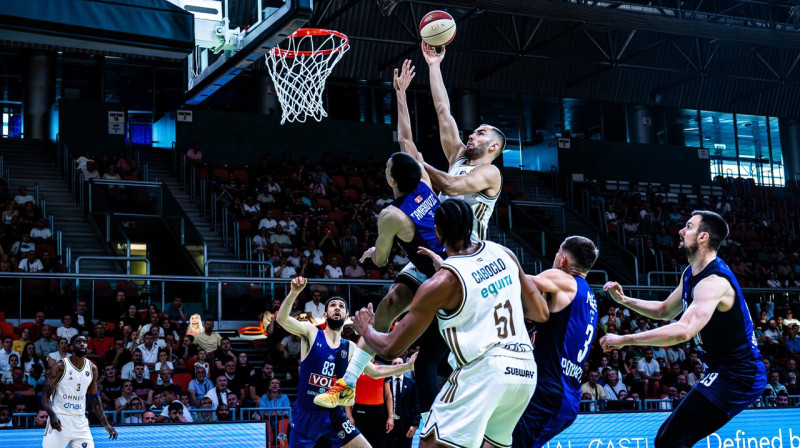 Dubaijas kluba bosniešu centrs Kenans Kamenjašs uzbrukumā Adrijas līgas pusfinālā pret Podgoricas "Budućnost". Foto: Dubai Basketball