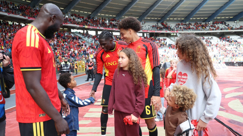 Beļģijas valstsvienības futbolisti Romelu Lukaku, Amadū Onanā un Aksels Vitsels pēc pēdējās pārbaudes spēles pirms došanās uz Pasaules kausa finālturnīru. Foto: Virginie...