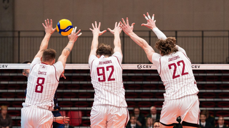 Latvijas vīru volejbola izlases līderu bloks. Foto: Kristaps Platačs