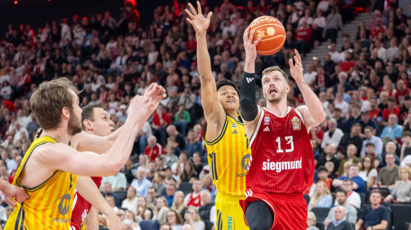 Andreass Obsts uzbrukumā Minhenes "Bayern" cīņā pret Berlīnes "Alba" Vācijas Bundeslīgas finālā. Foto: Ulrich Gamel/Kolbert-Press/Scanpix