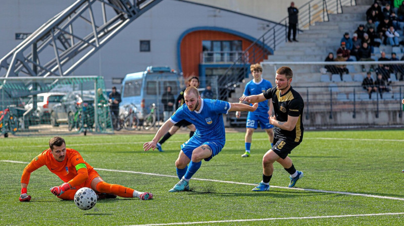 Valmieras un Smiltenes vienību cīņa. Foto: Valmiera FC