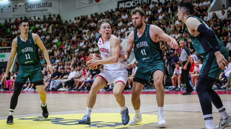 Bulgārs Aleksandars Vezenkovs cīņā pret Norvēģijas valstsvienību Botevgradā. Foto: FIBA