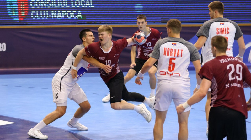 Valdis Kalniņš uzbrukumā. Foto: Federația Română de Handbal (FRH)