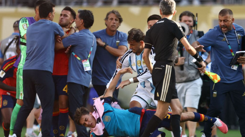 Argerntīnas futbolists nogāž zemē spāni. Foto. AP.Scanpix