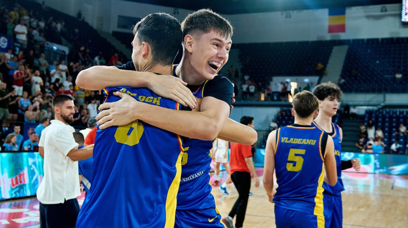 Rumānijas U16 valstsvienības basketbolisti pēc Eiropas meistarsacīkšu ceturtdaļfināla sasniegšanas mājās Oradjā. Foto: FIBA