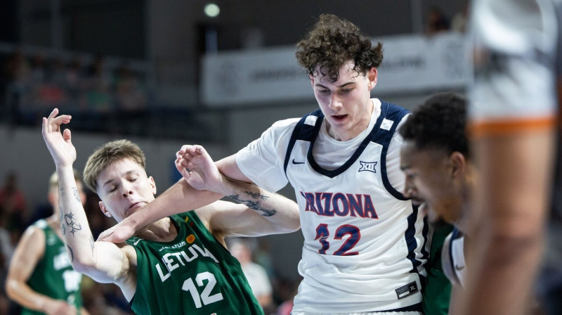 Arizonas Universitātes "Wildcats" uzbrucējs Ugņs Jaruševičs cīņā pret tautiešiem. Foto: Andrius Ufartas/ELTA