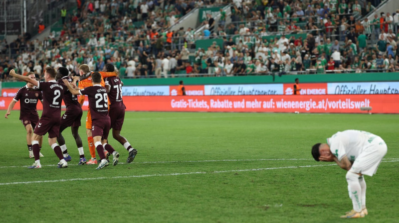Edinburgas "Hearts" futbolistu prieks, Vīnes "Rapid" uzbrucēja Marko Tilio mieles pēc 11 metru sitienu sērijas. Foto: Yiğit Örme/PS Images/Scanpix