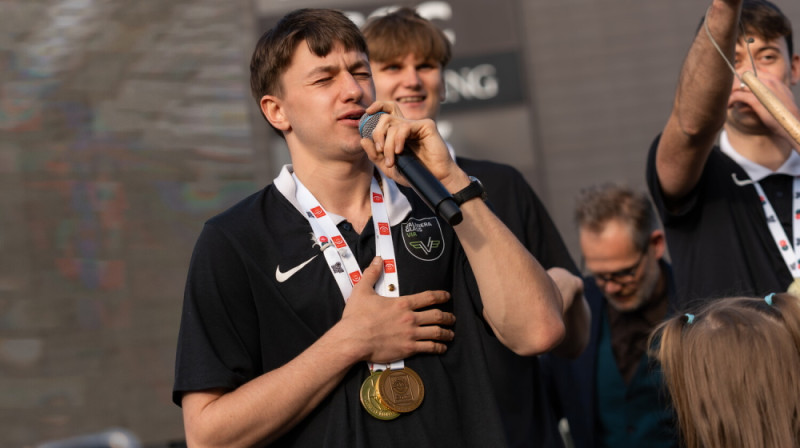 Dominiks Steņonis valmieriešu titula svinībās izpildīja savu mīļāko latviešu dziesmu "Nārnija". Foto: Nauris Slokenbergs