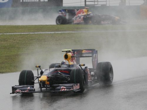 "Red Bull" izcīna dubultuzvaru lietainās sacensībās