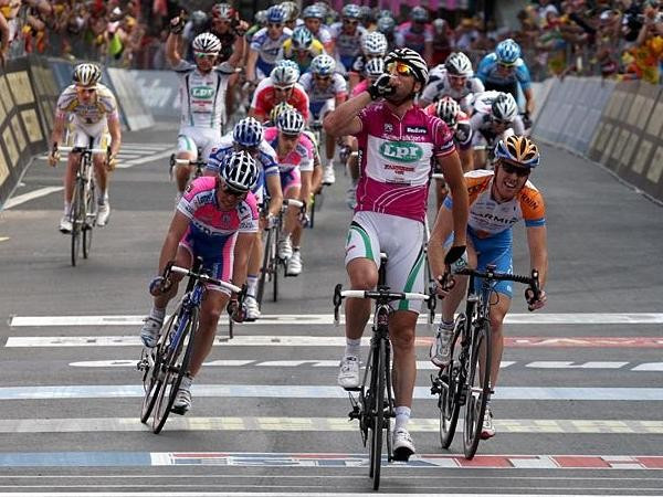 Petaki uzvara trešajā "Giro d’Italia" posmā