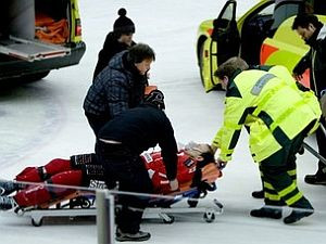 Zviedru tiesnesis izglābj hokejista dzīvību (+video)