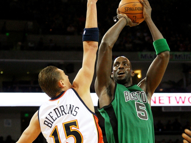 Biedriņš atgriežas, "Warriors" apspēlē "Celtics"