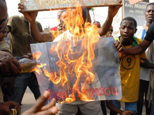 Tūkstošiem cilvēku protestē pret Togo diskvalifikāciju