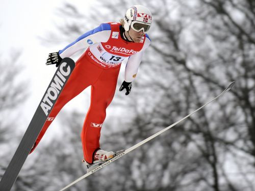 Pēc neveiksmīga lēciena olimpietis salauž pirkstu