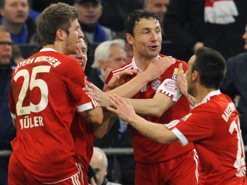"Bayern" uzvar "Schalke" un izvirzās līderos