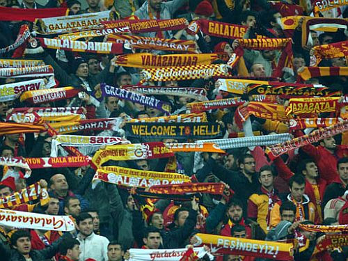 ''Fenerbahce'' derbijā izrauj uzvaru pār ''Galatasaray'', kuras fani uzstāda Ginesa rekordu