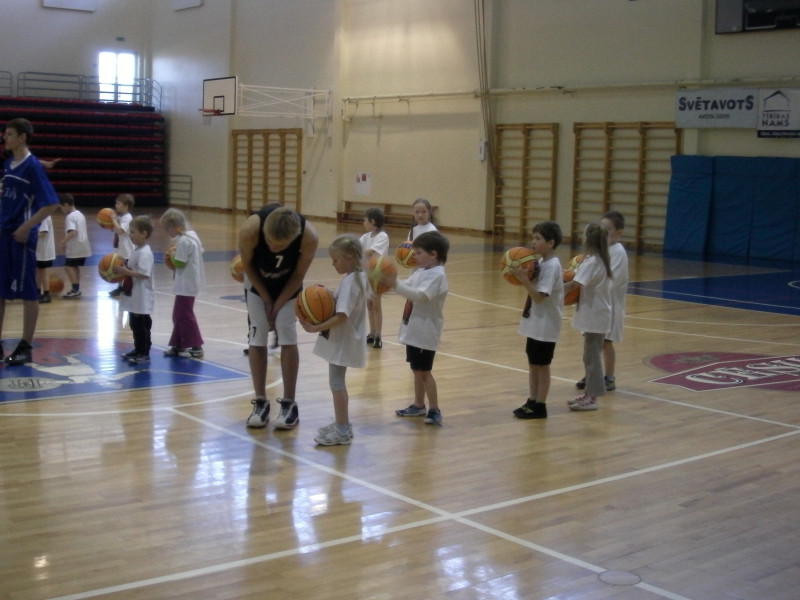 Basketbols aicina Cēsu bērnudārzu audzēkņus