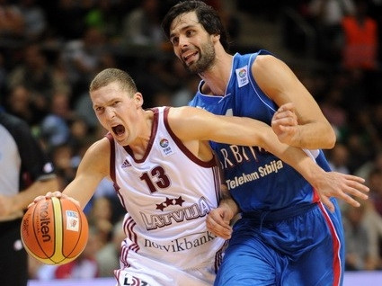 Latvija atspēlē 17 punktus, smagā cīņā zaudē Serbijai