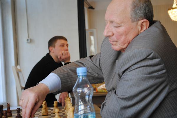 Šaha čempionātā kungiem vadībā Svešņikovs un Samoļins, dāmām - Bērziņa