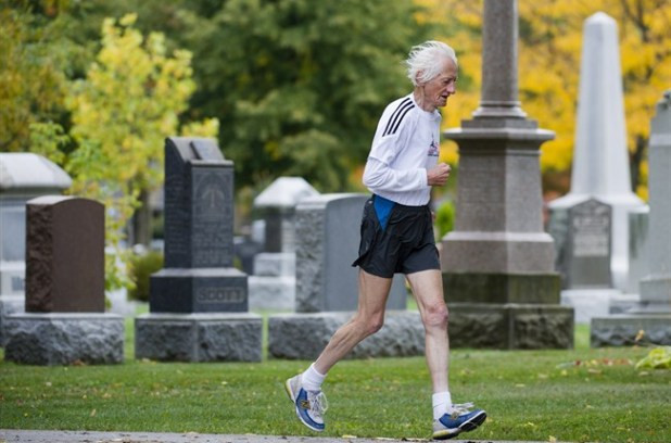 81 gada vecumā noskrien maratonu trijās ar pusi stundās