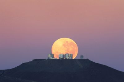 Jauna teorija par to, kādēļ Mēness pie horizonta izskatās lielāks