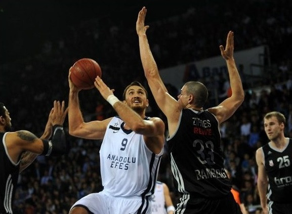 "Anadolu Efes" soļo uz "Top 8", Kurtinaitis zaudē Blata "Maccabi"