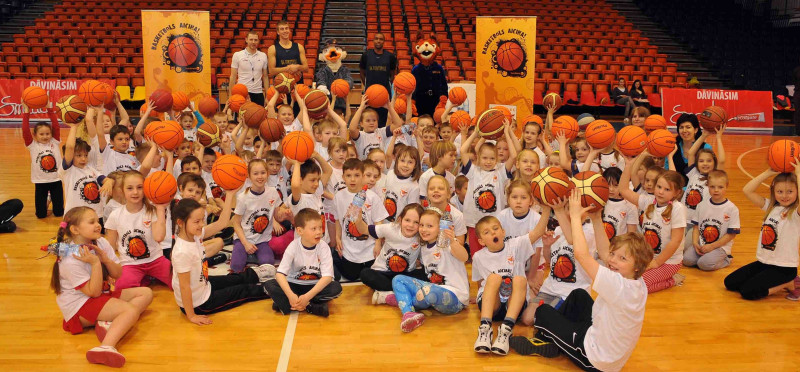 Basketbols aicina pilsētā, kas aug