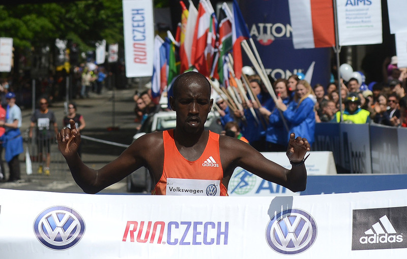 Prāgas maratonā uzvar Kemboi un Rotiča