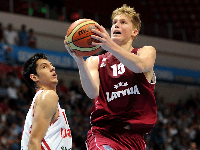 U18 basketbolisti zaudē Lietuvai un ieņem 8. vietu Eiropā