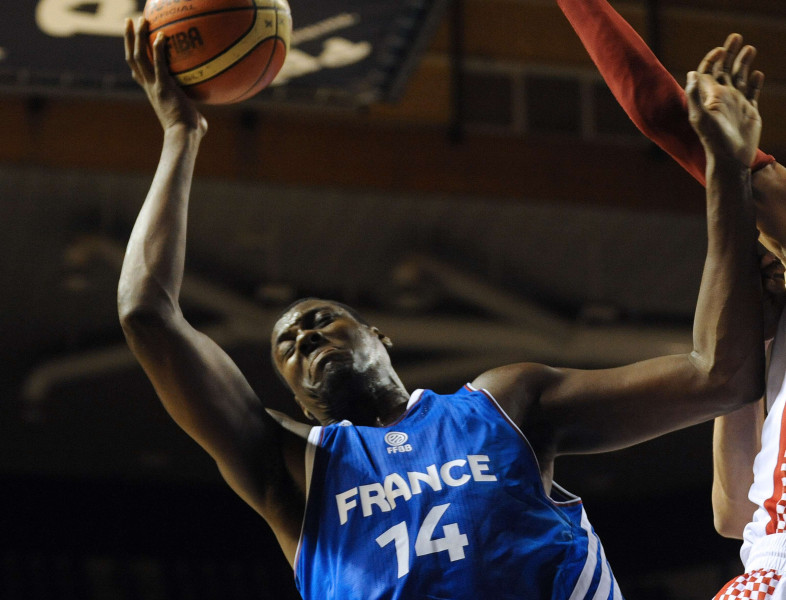 Francijai vēl par vienu NBA spēlētāju mazāk - Mahinmi savainots