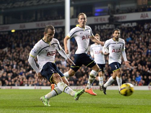 Soldado sezonas pirmie vārti nodrošina "Tottenham" uzvaru pār "Everton"