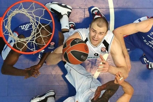 VEF karjeru sākušais Parahovskis pārceļas uz Telavivas "Maccabi"