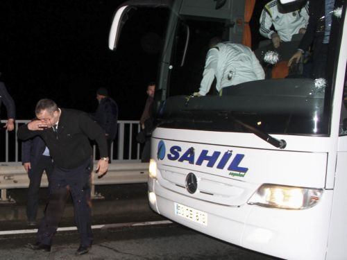 Pēc kluba autobusa apšaudes "Fenerbahce" pieprasa pārtraukt Turcijas čempionātu