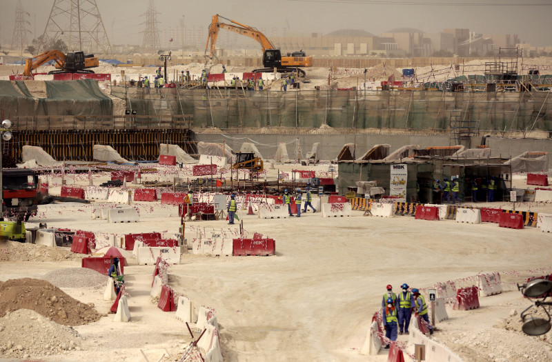 Katarā arestē žurnālistus, kas veido dokumentālo filmu par stadiona celtniecību