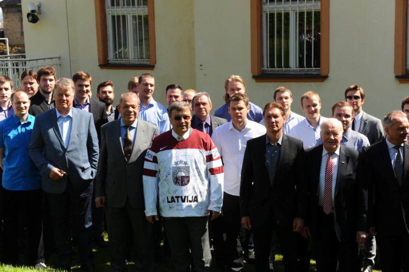 Latvijas hokeja izlase viesojas vēstniecībā Prāgā