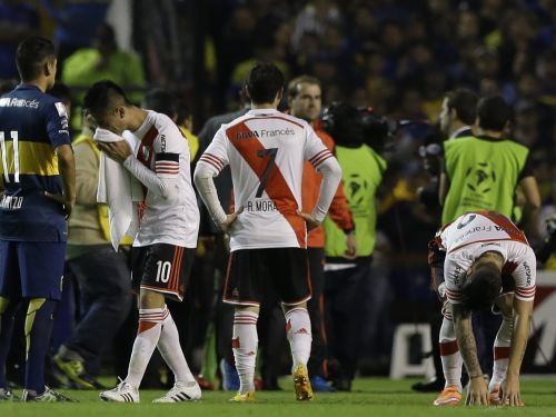 Futbolistiem uzbrūk ar piparu gāzi, "River Plate" un "Boca Juniors" derbijs pārtraukts