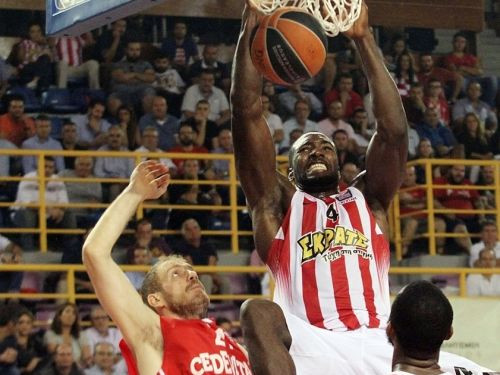 Eirolīgas 1. kārtas MVP - "Olympiacos" centrs Jangs