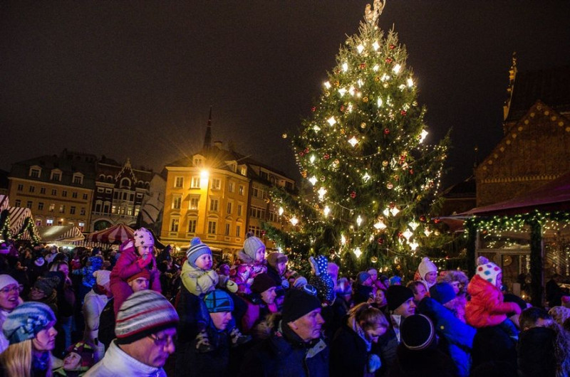 Pirmajā Adventē Rīgā tiks iedegta  svētku egle un sāks darboties Ziemassvētku tirdziņi