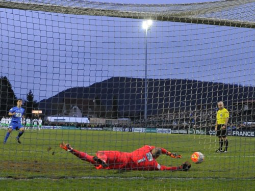 "Monaco" uzvar ar 10:2, "St.-Etienne" vārtsargs ņirgājas par amatieri