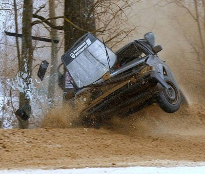 Lietuvietis piedzīvo smagu avāriju un iznīcina savu ''VW Golf'' automašīnu