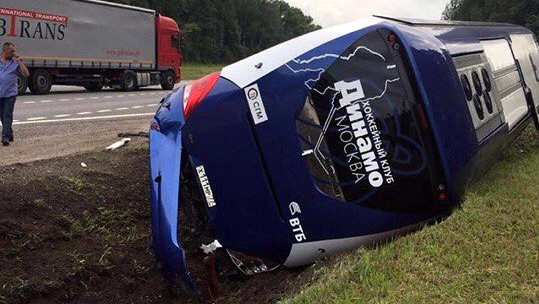 Maskavas "Dynamo" autobuss iebrauc grāvī