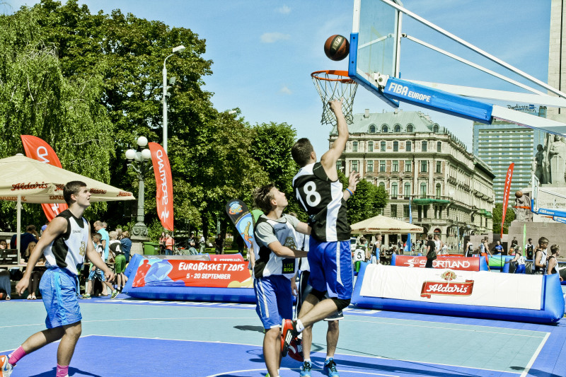 FIBA 3x3 basketbols: aizraujoša nedēļas nogale pie Brīvības pieminekļa