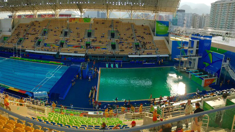 Rio olimpiādes baseina ūdens mulsina speciālistus
