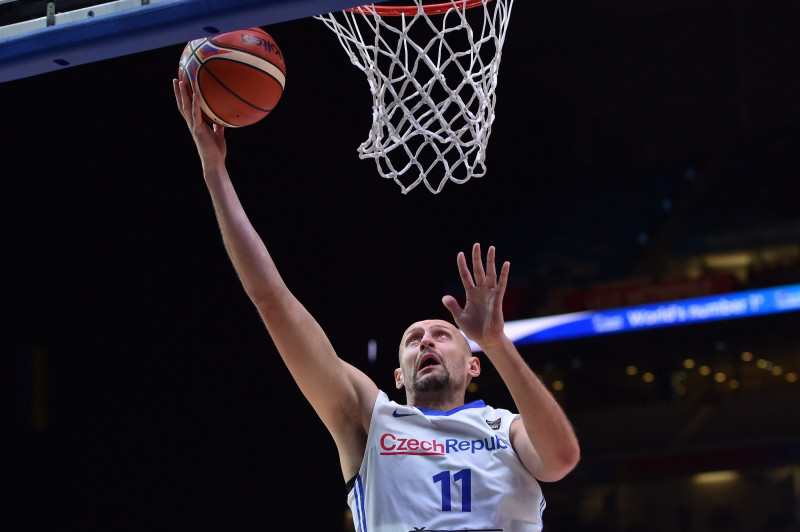 Karjeru beidz čehu basketbola leģenda Bārtons