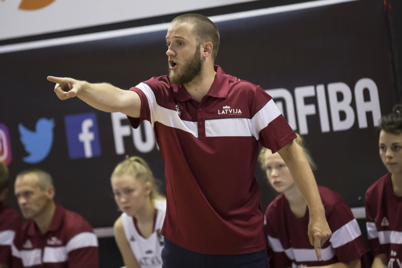 Latvijas U-17 basketbolistes gūst uzvaru pagarinājumā apvienotā čempionāta spēlē