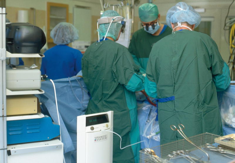 Ķirurgi Rīgā sāk izmantot līmi no pašu pacientu asinīm