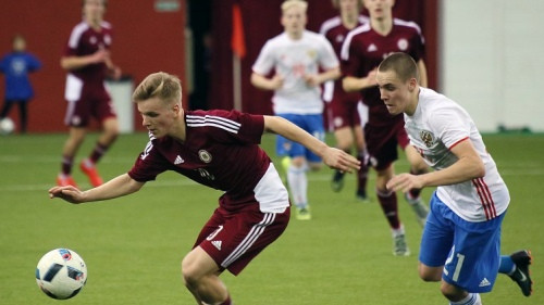 Latvijas U18 izlase minimāli zaudē krieviem un saglabā labas izredzes iekļūt 1/4 finālā