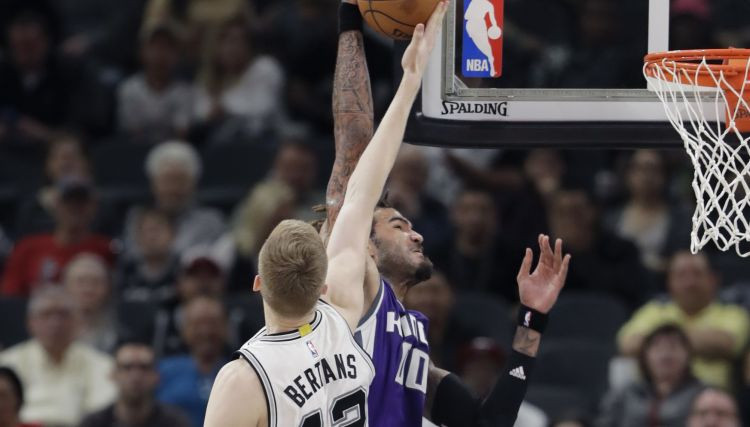 "Spurs" un Bertāns pret deviņās spēlēs pēc kārtas pieveikto "Kings"